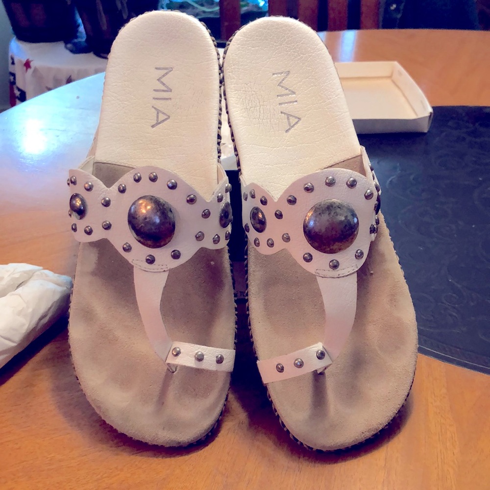 MIA ADDISON White tumbled sandal 10 in original box